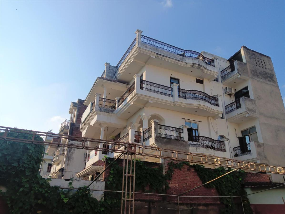 Varuna Palace-Fully Vaccinated Staff Варанаси Екстериор снимка