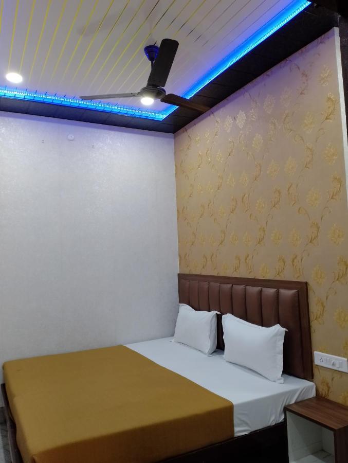 Varuna Palace-Fully Vaccinated Staff Варанаси Екстериор снимка
