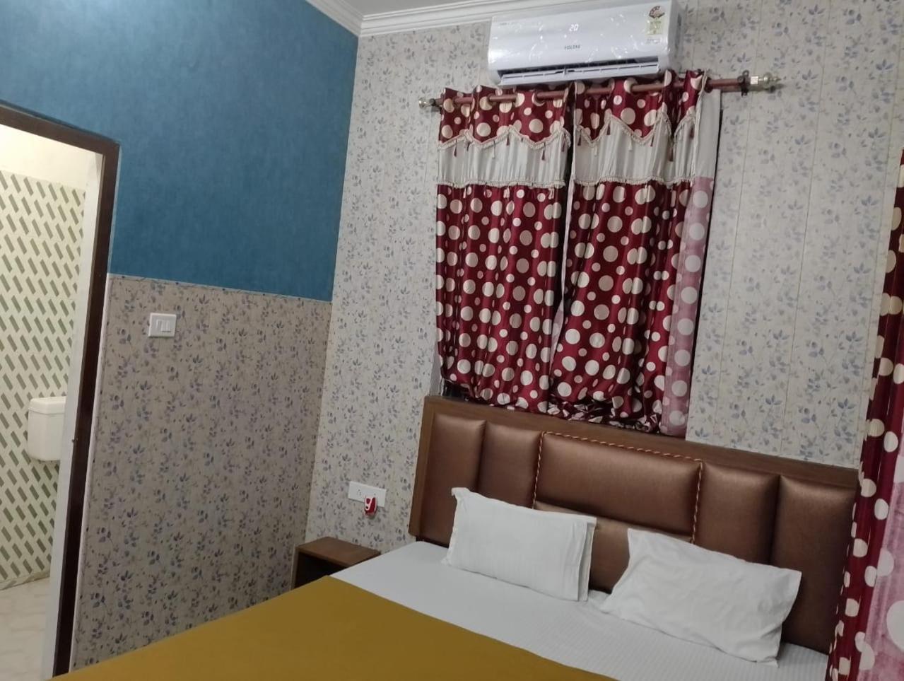 Varuna Palace-Fully Vaccinated Staff Варанаси Екстериор снимка